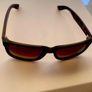 Ray-Ban tortoiseshell frames Sunglasses. Justin RB4165